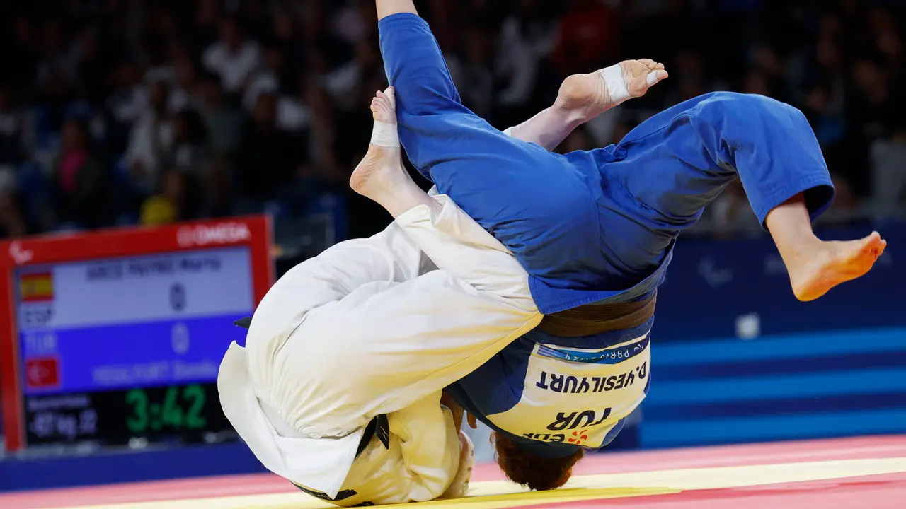 La judoca espa&ntilde;ola Marta Arce durante su combate de Judo Femenino 57 kg J2 contra la judoca turca D&ouml;nd&uuml; Yeşilyurt, en los Juegos Paral&iacute;mpicos de Par&iacute;s este viernes. EFE/ Javier Etxezarreta