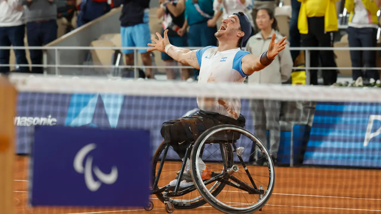 Gustavo Fern&aacute;ndez (Argentina) (en la imagen) celebra su victoria contra Mart&iacute;n de la Puente (Espa&ntilde;a) en su partido de tenis por el tercer y cuarto puesto este s&aacute;bado durante los Juegos Paral&iacute;mpicos de Par&iacute;s 2024. EFE/ Javier Etxezarreta