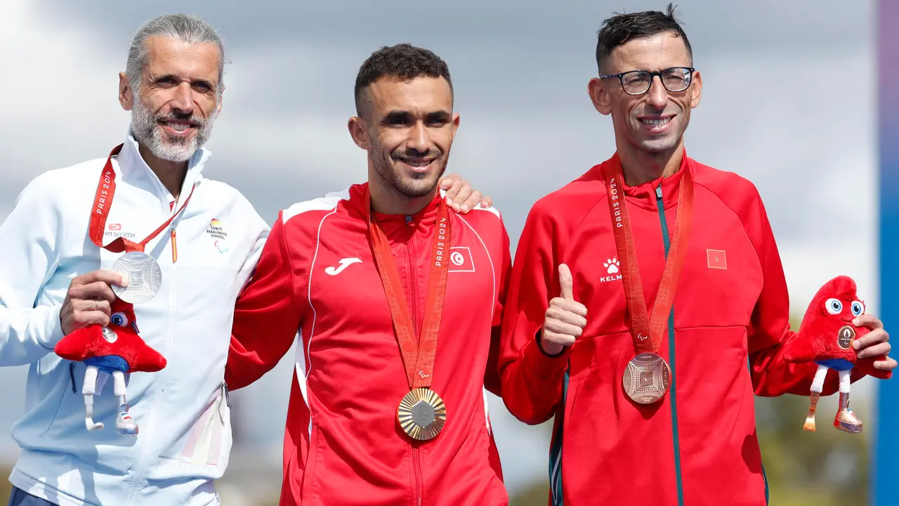El atleta espa&ntilde;ol Alberto Su&aacute;rez (i), medalla de plata en la final de la marat&oacute;n T12 masculino este domingo en los Juegos Paral&iacute;mpicos de Par&iacute;s 2024. En el centro, el tunecino Wajdi Boukhili (oro), y a la derecha  el marroqu&iacute; Amon El Chentouf  (bronce) EFE/ Javier Etxezarreta