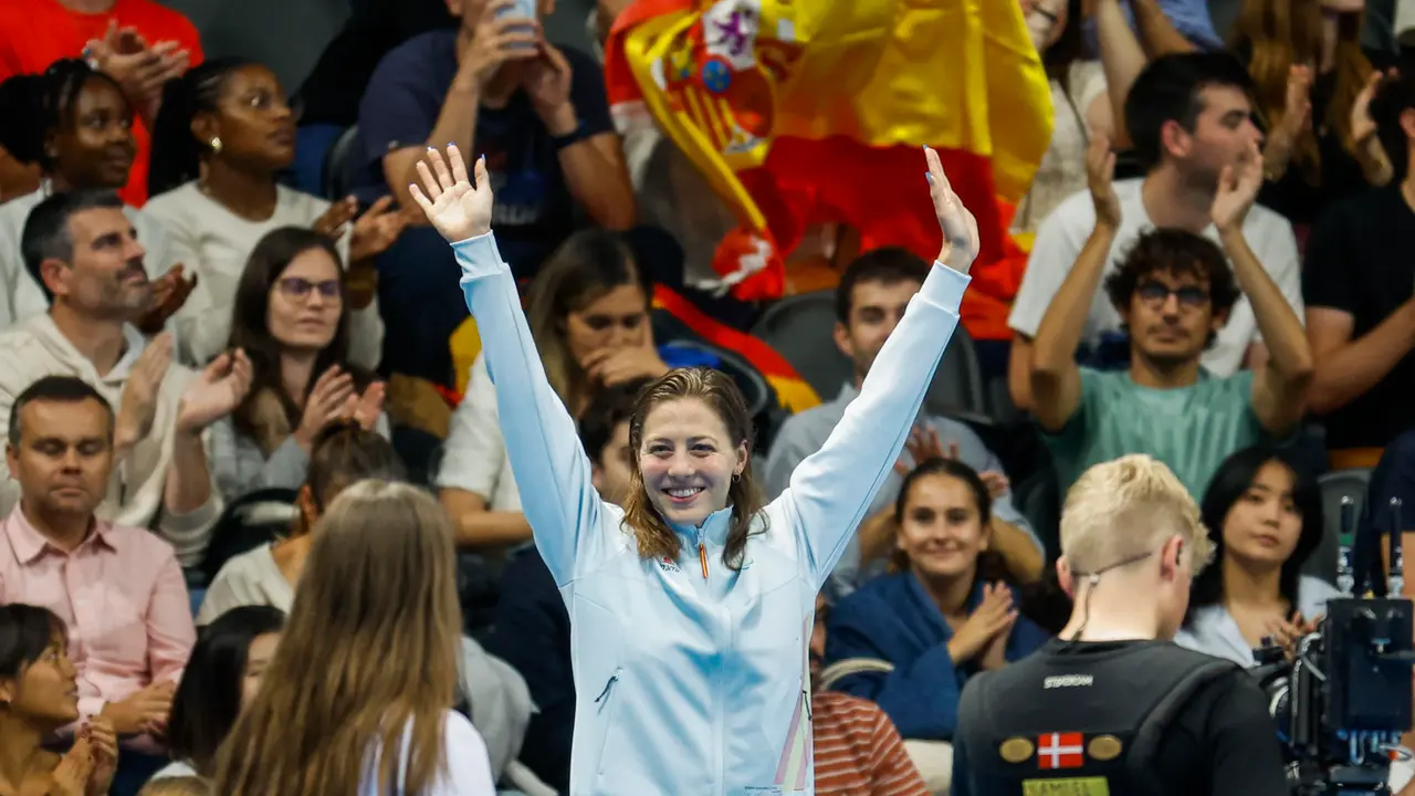 La nadadora espa&ntilde;ola Nuria Marqu&eacute;s celebra la medalla de plata en los 200 estilos clase SM9 de los Juegos Paral&iacute;mpicos de Par&iacute;s en los Juegos Paral&iacute;mpicos de Par&iacute;s este jueves. EFE/ Javier Etxezarreta
