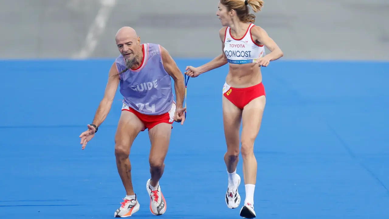 Imagen de archivo de la atleta espa&ntilde;ola Elena Congost y su gu&iacute;a, Mia Carol Bruguera, en los Juegos Paral&iacute;mpicos de Par&iacute;s 2024. EFE/ Javier Etxezarreta