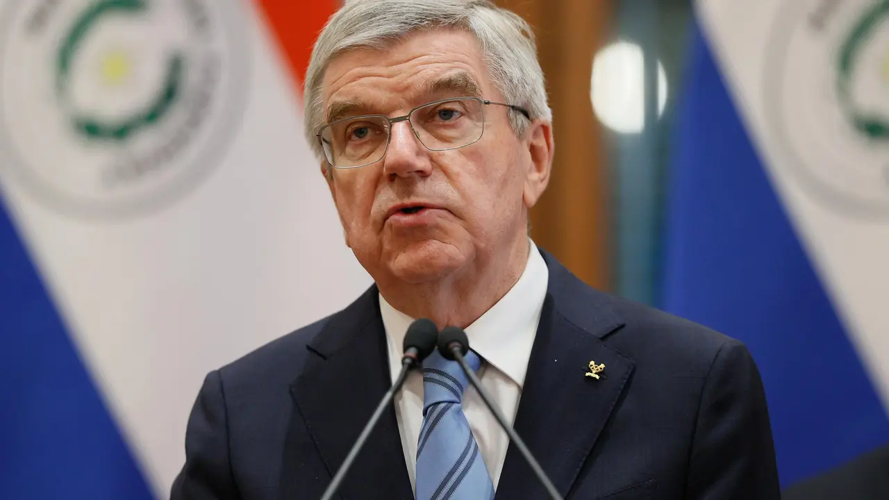 El presidente del Comit&eacute; Ol&iacute;mpico Internacional (COI), Thomas Bach, explica este jueves en Asunci&oacute;n los resultados de su reuni&oacute;n privada con el presidente de Paraguay, Santiago Pe&ntilde;a. EFE/ Juan Pablo Pino