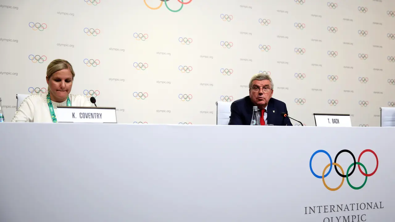 Foto de archivo de la excampeona ol&iacute;mpica de nataci&oacute;n y candidata a la presidencia del COI Kirsty Coventry, de Zimbabue, junto al presidente del presidente del Comit&eacute; Ol&iacute;mpico Internacional, el alem&aacute;n Thomas Bach. EFE/Javier Caama&ntilde;o