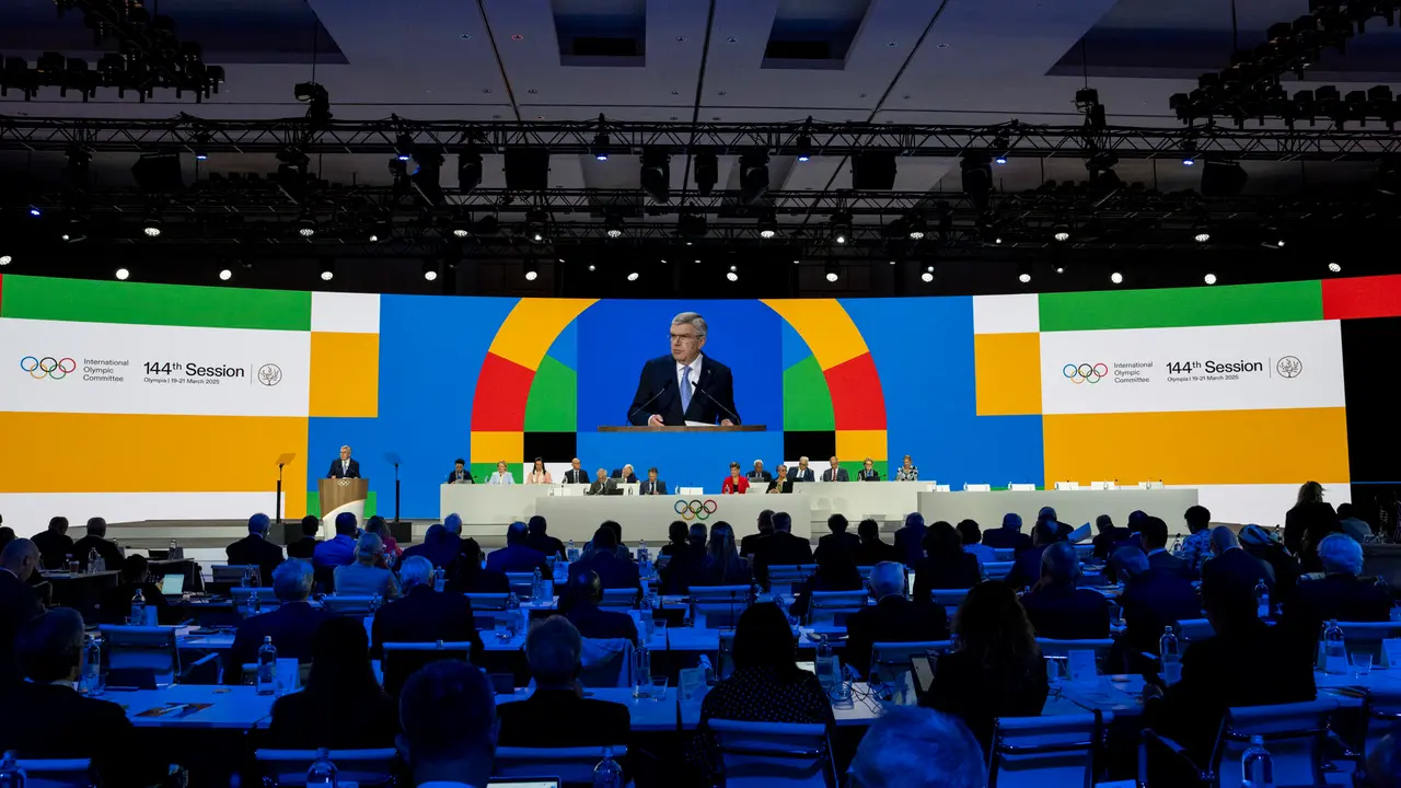 El presidente del Comit&eacute; Ol&iacute;mpico Internacional (COI), el alem&aacute;n Thomas Bach, interviene en la 144 Sesi&oacute;n del COI que ha comenzdo este mi&eacute;rcoles en Costa Navarino (Grecia) con todos los asamble&iacute;stas pendientes de la elecci&oacute;n presidencial de este jueves. EFE/ IOC/GREG MARTIN/SOLO USO EDITORIAL/