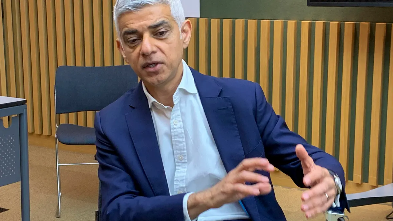 El alcalde de Londres, Sadiq Khan, dijo este martes en una entrevista con EFE que har&aacute; "todo lo posible" para que los Juegos Ol&iacute;mpicos vuelvan en 2040 a la capital brit&aacute;nica y apunt&oacute; que, al poder aprovechar la infraestructura de los de 2012, ser&iacute;an ecol&oacute;gica y econ&oacute;micamente sostenibles. EFE/ Judith Mora