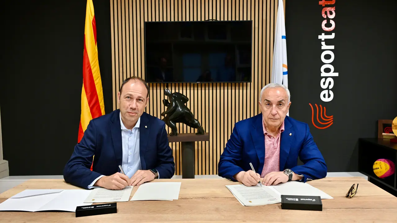 El presidente del Comit&eacute; Ol&iacute;mpico Espa&ntilde;ol (COE), Alejandro Blanco, y el conseller de Deportes de la Generalitat, Berni &Aacute;lvarez (i), han firmado un acuerdo de colaboraci&oacute;n para promover el deporte de alto nivel, la formaci&oacute;n de t&eacute;cnicos deportivos y el apoyo a la carrera de los deportistas en Catalu&ntilde;a. EFE/Generalitat/Edu Pedrocchi S&Oacute;LO USO EDITORIAL/SOLO USO PERMITIDO PARA ILUSTRAR LA NOTICIA QUE APARECE EN EL PIE DE FOTO (CR&Eacute;DITO OBLIGATORIO)